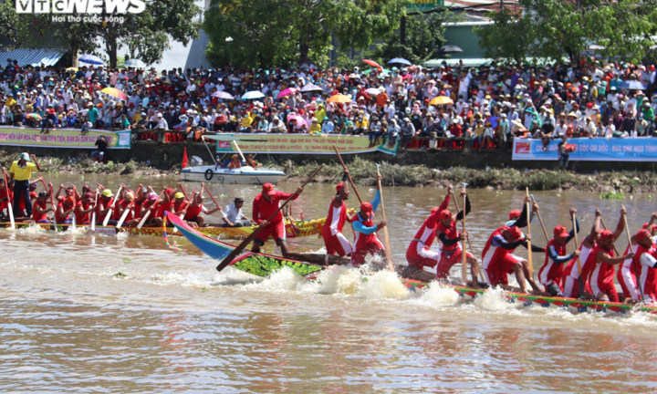 Ảnh: Hai bờ sông ở Sóc Trăng chật kín người cổ vũ đua ghe ngo
