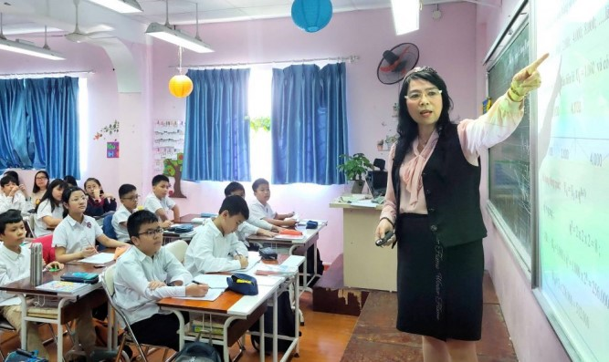 Bài giảng cuốn hút của nữ giáo viên 62 tuổi, sử dụng tốt công nghệ thông tin