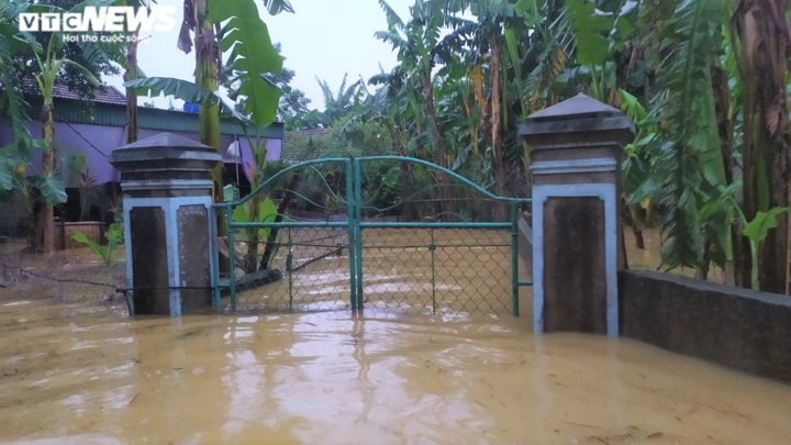 'Rốn lũ' Nghệ An ngập sâu gần 3m, chính quyền huy động cano đến cứu trợ dân