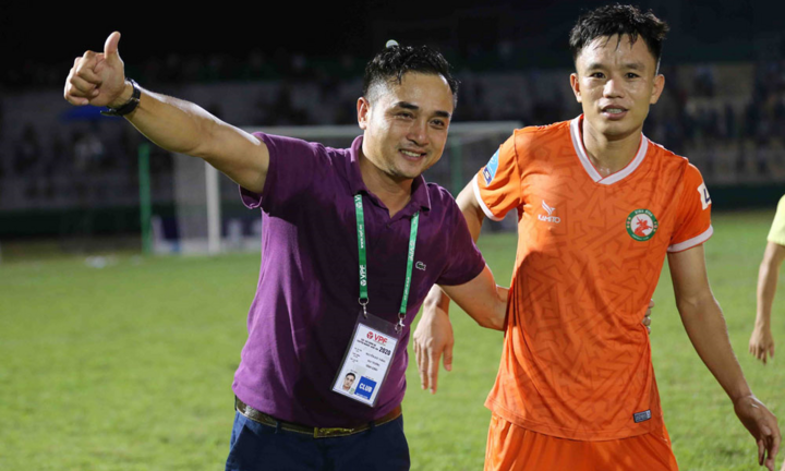 HLV Nguyễn Đức Thắng đưa Bình Định trở lại V-League sau 12 năm