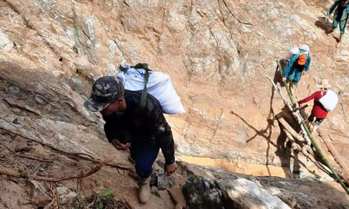 Quảng Nam: Dân quân gùi hàng, vượt núi hiểm trở cứu trợ dân bị cô lập sau bão