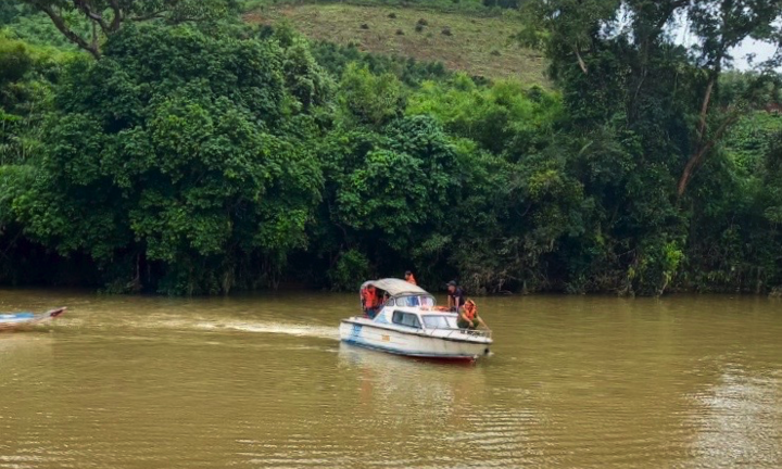 Lũ cuốn trôi cầu, Kon Tum điều ca nô chở gạo cứu đói cho dân