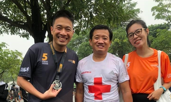 Ông Đoàn Ngọc Hải lần thứ hai chinh phục marathon giữa đêm Hà Nội