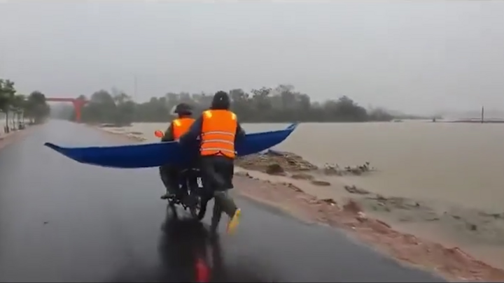 Video: Cảm động chiến sĩ công an chạy bộ 2km lấy thuyền đưa người dân đi cấp cứu