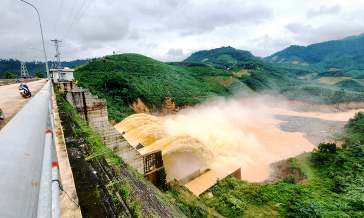 Tìm thấy thi thể Phó Bí thư Đoàn bị núi sạt lở vùi lấp khi giúp dân chống bão