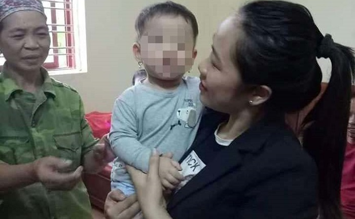 Bé gái 11 tháng tuổi bị bỏ rơi ở cổng chùa lúc rạng sáng cùng bức thư tay