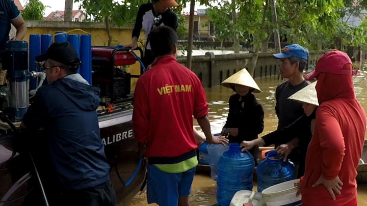 Cận cảnh máy lọc nước công suất 3.000 lít/giờ cứu khát người dân vùng lũ 