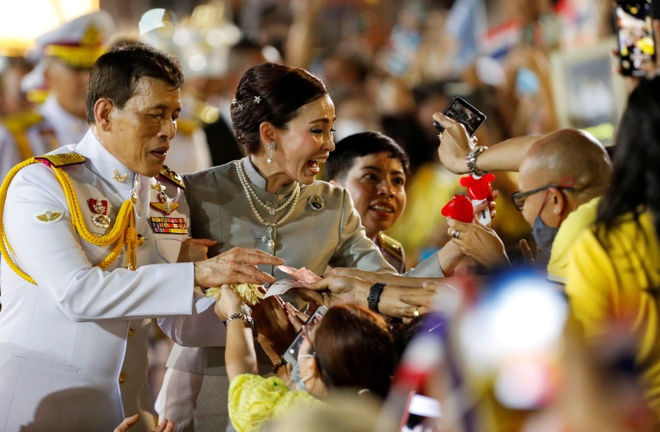 Vua Thái lên tiếng về phong trào biểu tình trong lễ thay trang phục Phật Ngọc