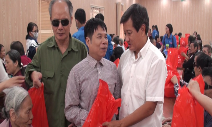 Video: Ông Đoàn Ngọc Hải mua bún bò Huế, tặng quà cho hội người mù tại Hà Nội
