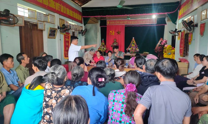 Không được nhận quà của ca sĩ Thủy Tiên, đánh trưởng thôn nhập viện