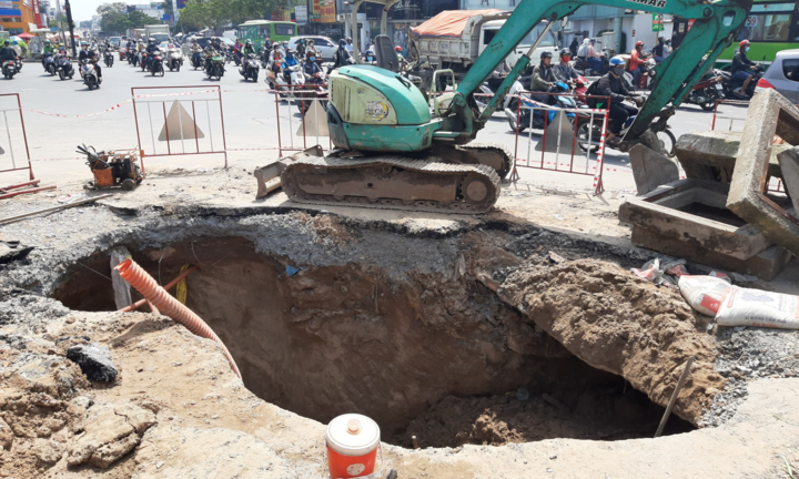 Xuất hiện hố 'tử thần' có thể nuốt chửng 1 xe tải nhỏ ở quận Gò Vấp