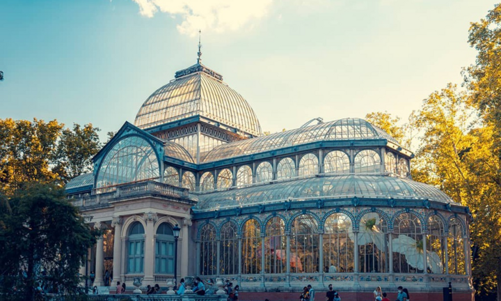 Choáng ngợp vẻ đẹp của cung điện pha lê trăm tuổi