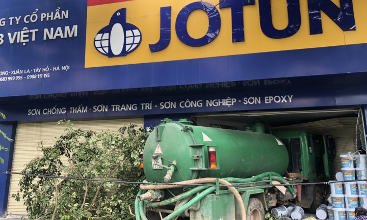 Xe bồn phi qua dải phân cách, tông trúng hai người rồi lao thẳng vào nhà dân