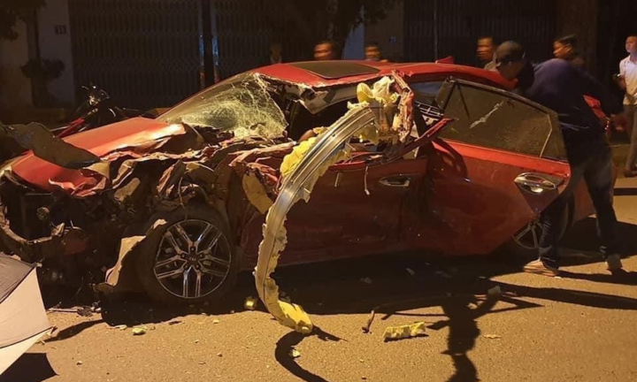 Xe con biến dạng sau va chạm với xe tải, 3 người thương vong