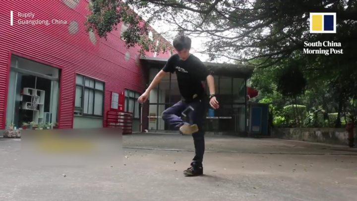 Video: Thanh niên Trung Quốc tung hứng điện thoại bằng chân 