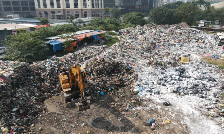 Video: ‘Núi rác’ khổng lồ bốc mùi hôi thối nhiều ngày ở giữa Thủ đô