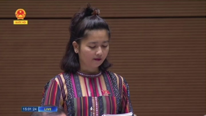Video: Nữ đại biểu Ksor H'Bơ Khăp tiếp tục hỏi khó Bộ trưởng Trần Hồng Hà