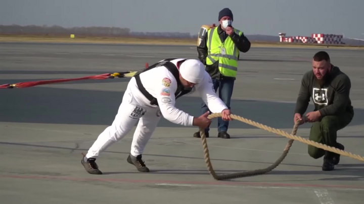 Video: 'Người đàn ông khỏe nhất nước Nga' kéo máy bay 36 tấn đi 25m