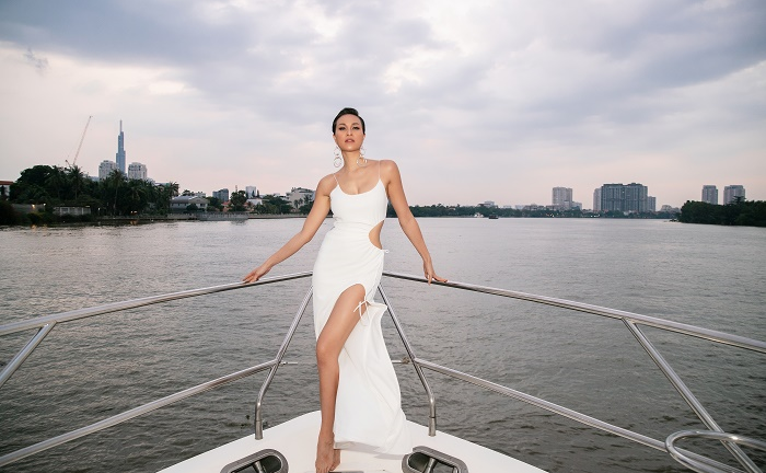 MC Phương Mai khoe vóc dáng săn chắc trên du thuyền