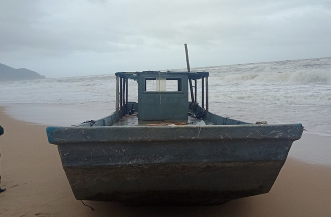 Thuyền lạ không người dạt vào bờ biển Thừa Thiên - Huế
