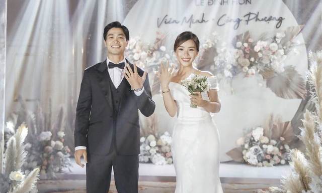 Công Phượng tổ chức đám cưới trên sân bóng tuổi thơ