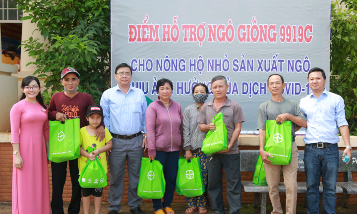 Trao tặng gói hỗ trợ ngô giống chất lượng cao cho bà con Đông Nam Bộ