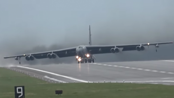 Video: Gió mạnh khiến 'pháo đài bay' B-52 chao nghiêng trước khi cất cánh