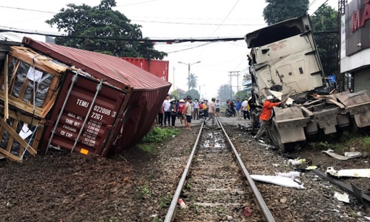Tàu hỏa tông đứt đôi container: Bộ Giao thông Vận tải truy trách nhiệm 