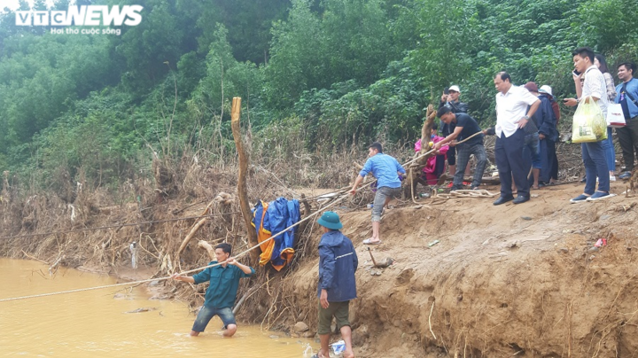 Tình nguyện viên dầm mình 1 tháng trong mưa lũ kéo bè giúp dân