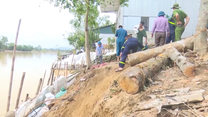 Video: Sạt lở bờ sông Hương, người dân Huế thấp thỏm sống bên miệng 'hà bá'