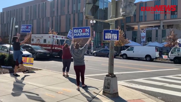 Người Mỹ cầm biển hiệu, nhảy múa mừng Joe Biden đắc cử Tổng thống thứ 46 của Mỹ