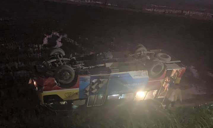 Lật xe buýt ở Nghệ An, hành khách hoảng loạn phá cửa xe thoát thân