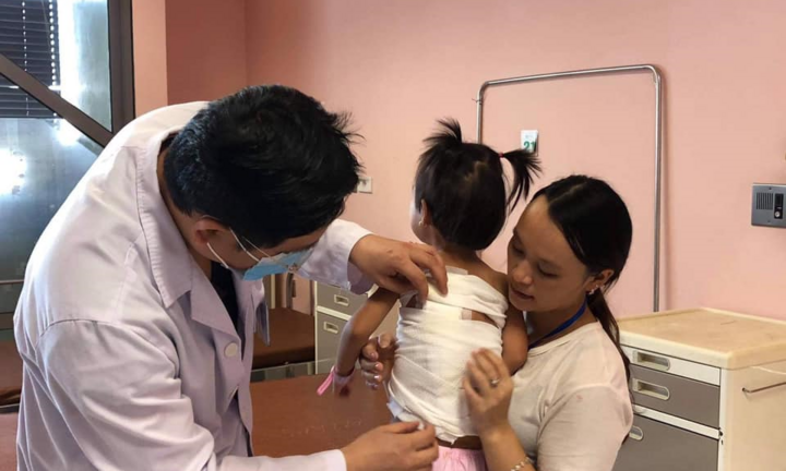 Bé gái 2 tuổi mang khối u khổng lồ trên lưng