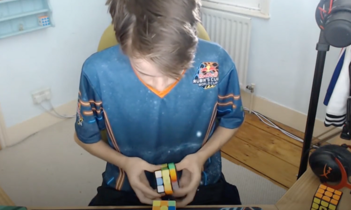 Video: Nam sinh vô địch xoay rubik thế giới với thành tích 17,6 giây