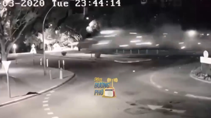 Video: Ô tô con tóe lửa, bay qua ngã tư như phim hành động