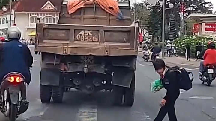 Video: Nữ sinh cúi đầu cảm ơn xe ô tô khi được nhường đường
