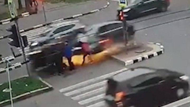 Video: Ô tô phi tốc độ kinh hoàng, đâm trực điện 4 người đi đường ở Ukraine