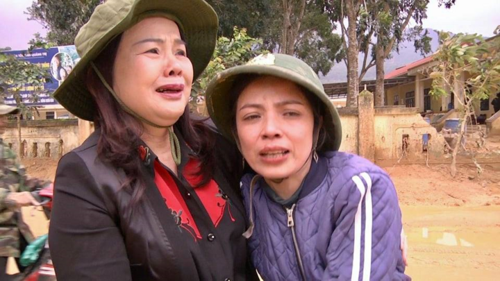 Nữ giám đốc Sở GD&ĐT bật khóc nhìn cảnh trường tan hoang sau trận đại hồng thuỷ
