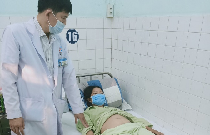Chiếc xương cá dài 3cm đâm thủng ruột người phụ nữ ở TP.HCM