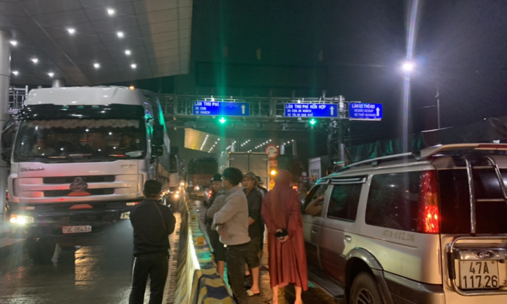 Đắk Lắk: Tài xế mang ô tô chặn trạm thu phí