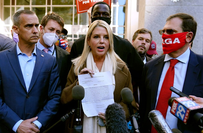 Phe ông Trump bắt đầu quá trình khởi kiện các bang chiến trường