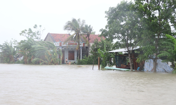 Bão số 12 khiến nước lũ dâng cao, chia cắt nhiều hộ dân ở Phú Yên