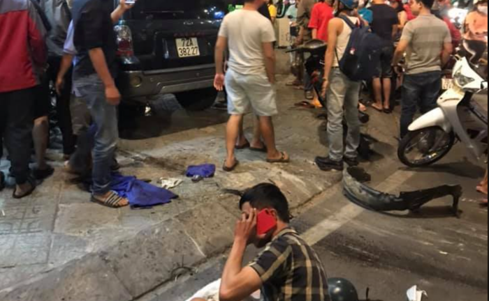 Ô tô đâm liên hoàn hàng loạt xe máy, 4 người bị thương nặng