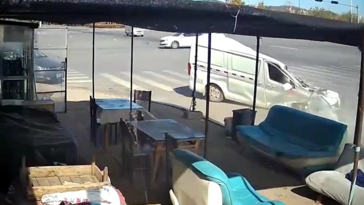 Video: Tài xế may mắn thoát chết khi bị xe bồn đè bẹp