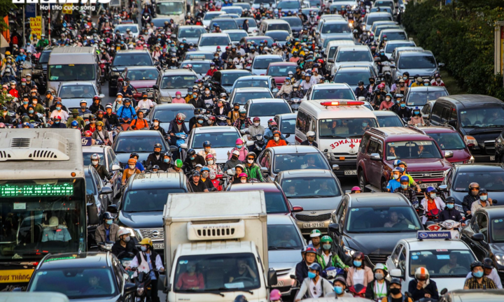 Ảnh: Thông xe vành đai 2, lối xuống Ngã Tư Sở ken đặc người, không lối thoát