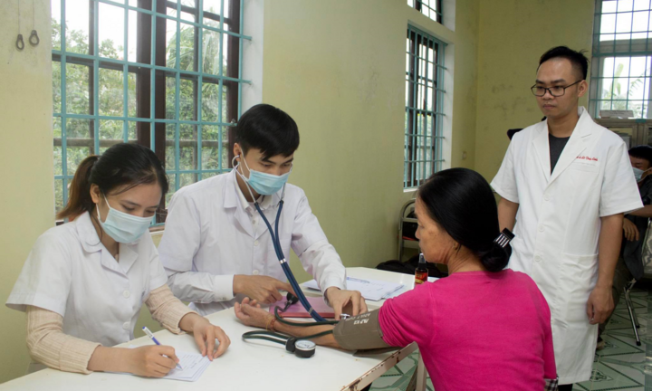 Miễn phí khám và tặng quà, tiền mặt hơn 500 triệu cho người dân Quảng Trị sau lũ