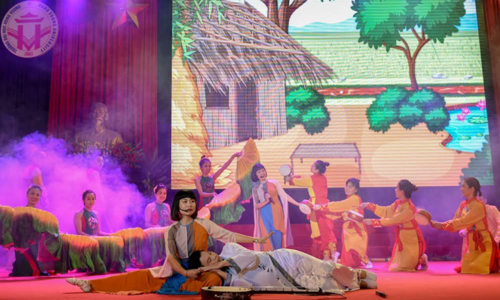 Giảng viên đại học trổ tài múa hát chuyên nghiệp, khoe kỹ năng sư phạm 