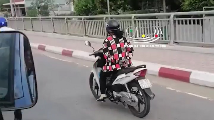 Video: Nữ tài xế 'tay không' lái xe máy qua cầu tại Cần Thơ