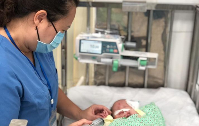 Bé trai 4 tháng tuổi đa dị tật bị bỏ rơi ở cổng chùa