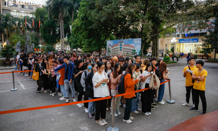 Tân sinh viên trường báo 'cháy' hết mình tại đại nhạc hội The Phenomenon